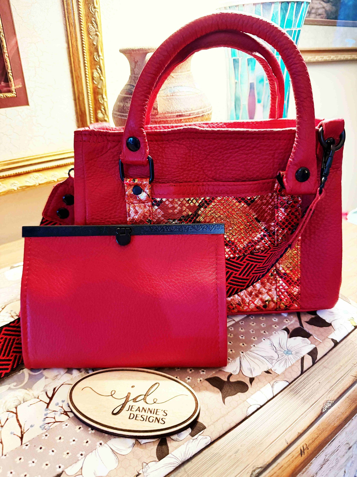 The Monroe Handbag in Leather