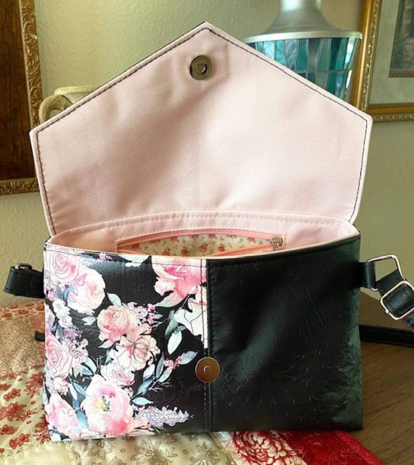 Handbag Purse Messenger Flip Top Black Pink Floral Vinyl Crossbody Strap Small